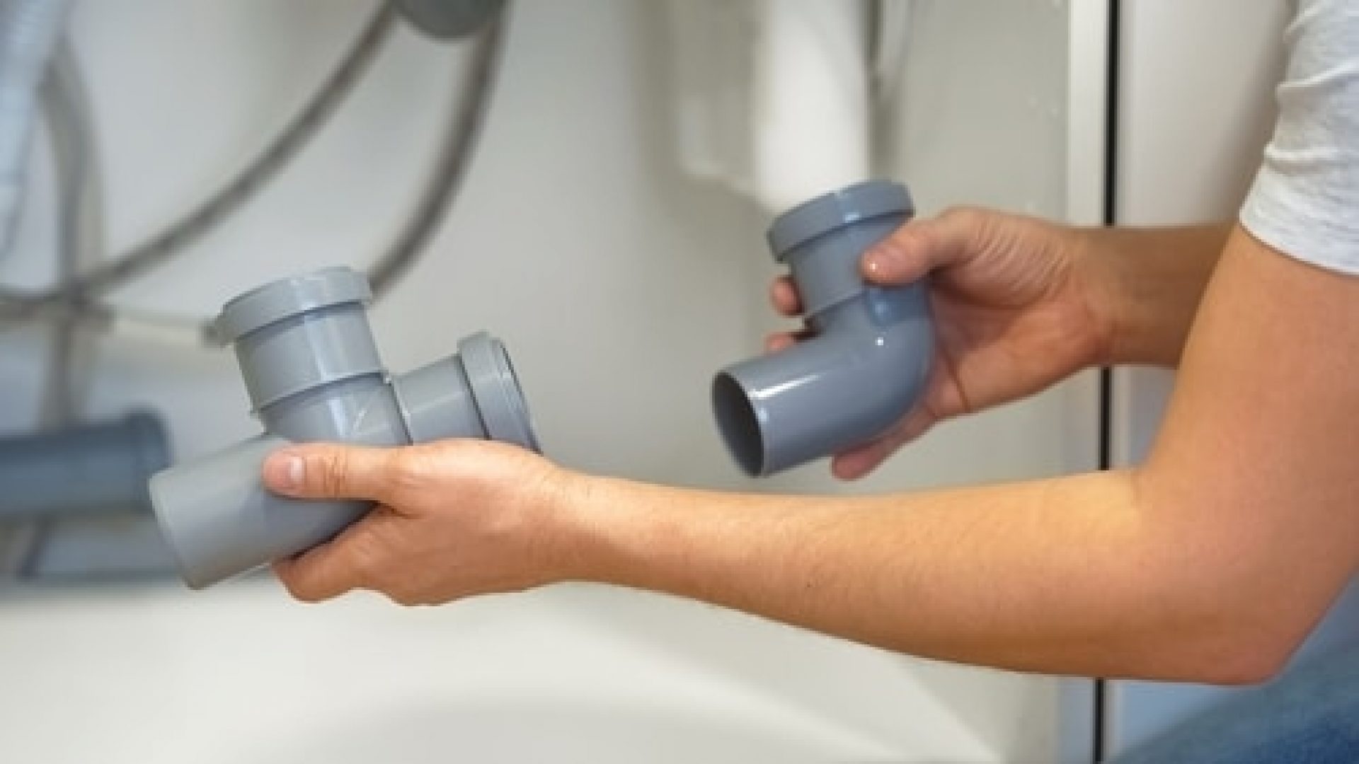 Close,Up,Of,Hands,Of,Plumber,Repairs,Plumbing,Pipes,In
